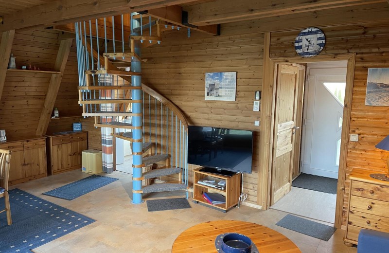 Wohnzimmer mit Wendeltreppe