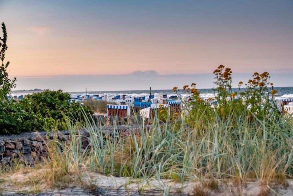 Strandkörbe an der Ostseeküste von Damp